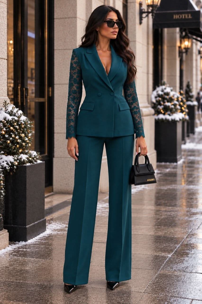 Clelia | Tailleur Doppiopetto con Maniche in Pizzo