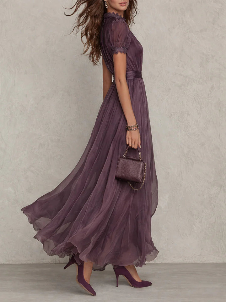 Seraphina • Abito lungo viola in chiffon con scollo a goccia e finiture in pizzo