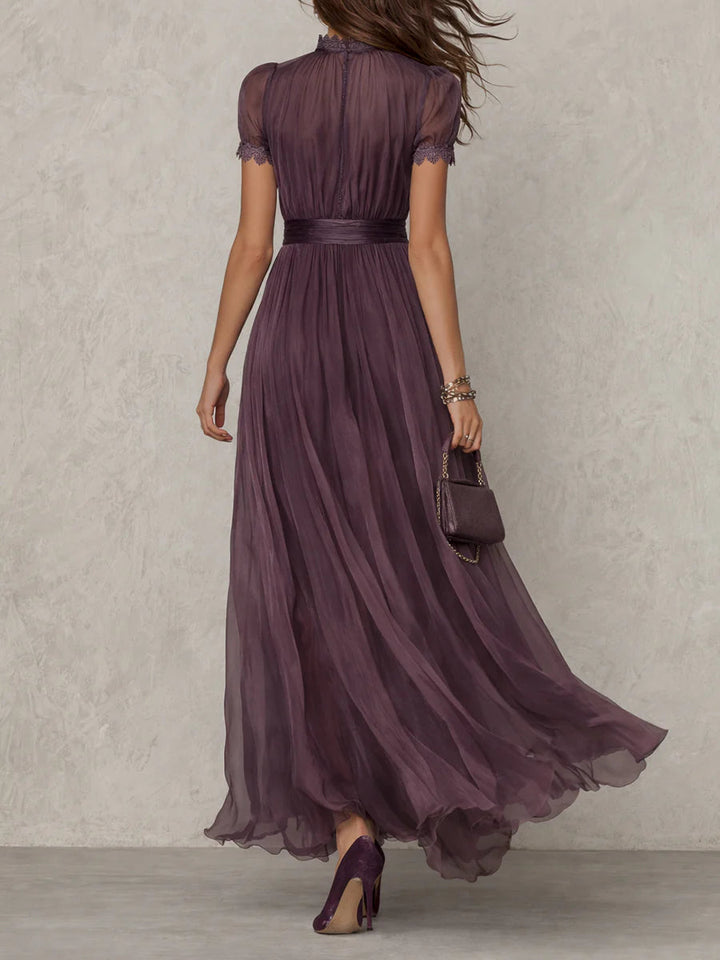 Seraphina • Abito lungo viola in chiffon con scollo a goccia e finiture in pizzo