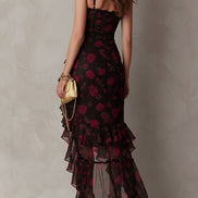 Abito Chic Nero e Rosso con Fiori e Rouches in Fondo