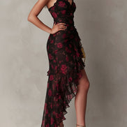 Abito Chic Nero e Rosso con Fiori e Rouches in Fondo
