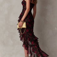 Abito Chic Nero e Rosso con Fiori e Rouches in Fondo