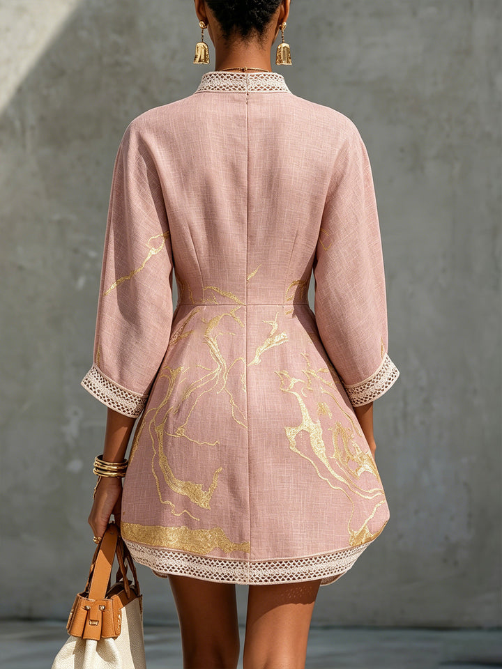 Nina | Miniabito in pizzo all'uncinetto rosa con motivi dorati e scollo a V