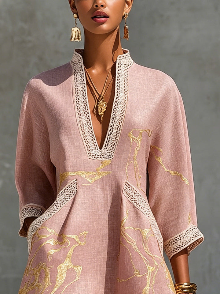 Nina | Miniabito in pizzo all'uncinetto rosa con motivi dorati e scollo a V